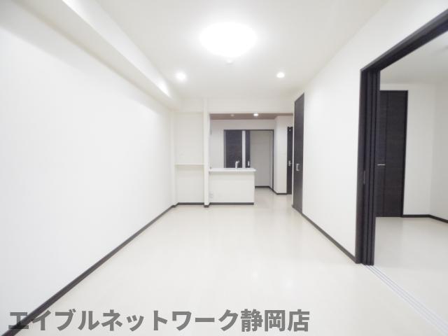 静岡鉄道静岡清水線 新静岡駅 徒歩11分 5階建 築7年の居間写真
