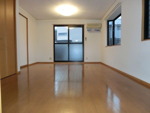 居室・リビング　明るいお部屋です