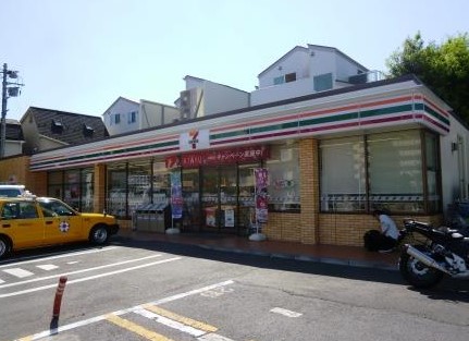 コンビニ　セブンイレブン世田谷成城8丁目店（コンビニ）まで710m