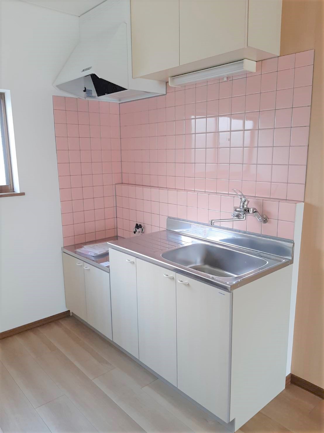 キッチン　窓が近くて換気しやすいから匂いがこもりにくい！