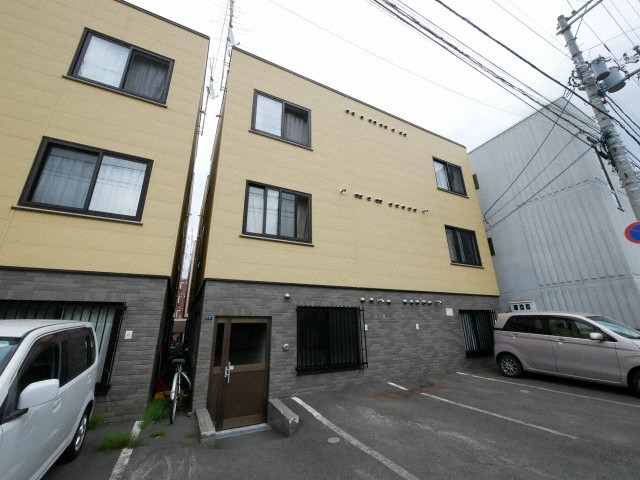 【札幌市豊平区中の島一条のアパートの建物外観】