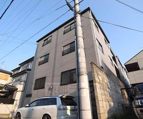京都市北区小山中溝町のマンションの建物外観