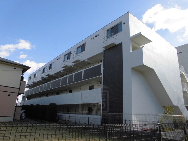 茨木市南耳原のマンションの建物外観