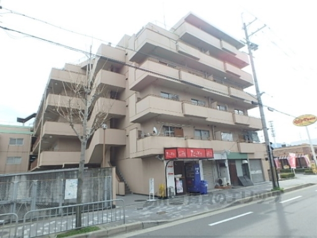 京都市山科区大宅御供田町のマンションの建物外観