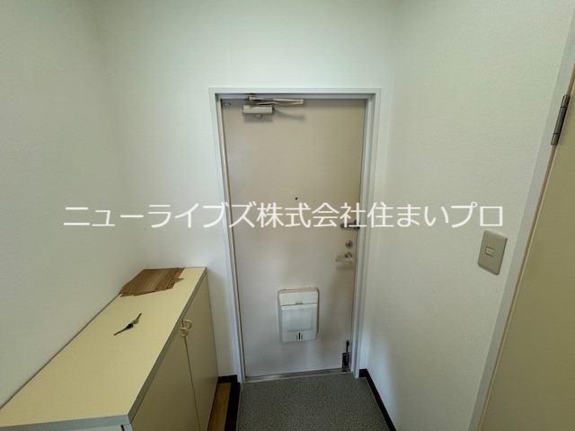 【寝屋川市打上元町のマンションの玄関】