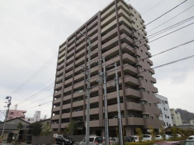 松山市道後北代のマンションの建物外観