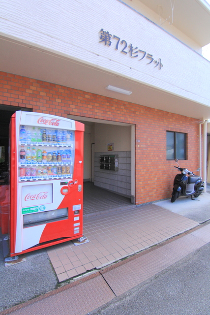 【松山市柳井町のマンションのエントランス】