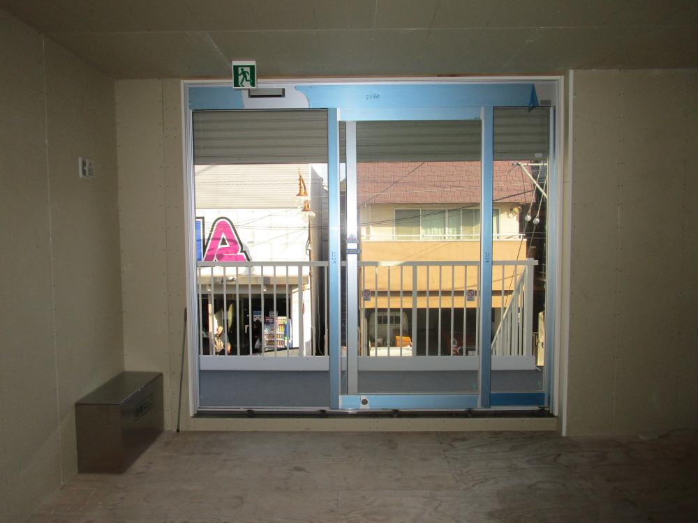 玄関　エントランスは自動ドアとなっています。