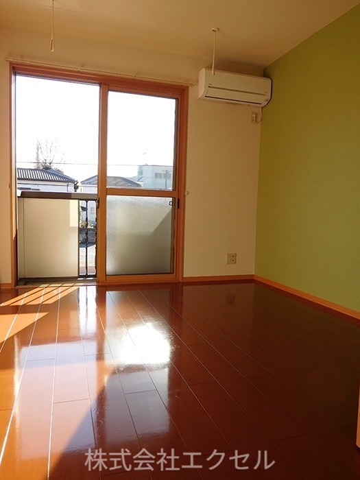 居室・リビング　エアコン完備の明るい室内です。