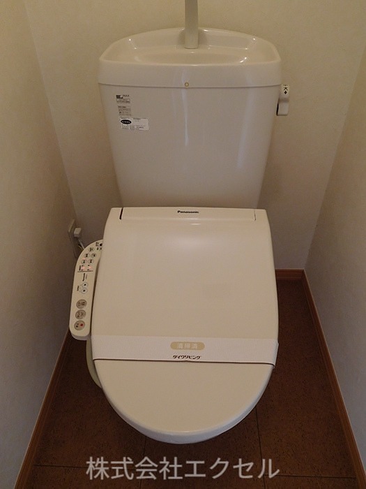 トイレ　温水洗浄便座です。