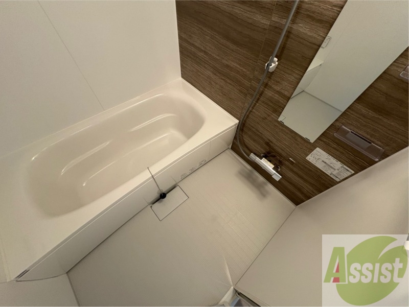 バス・シャワールーム　お風呂です。広々したバスでゆっくりくつろげます。