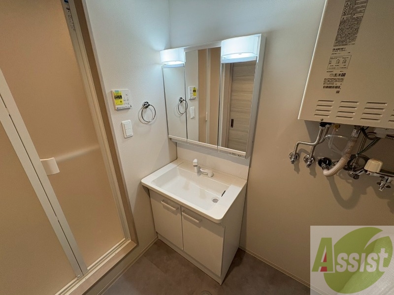 洗面設備　収納も豊富で使い勝手の良い洗面化粧台です。