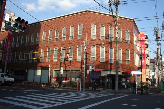 銀行　三菱東京ＵＦＪ銀行（銀行）まで220m