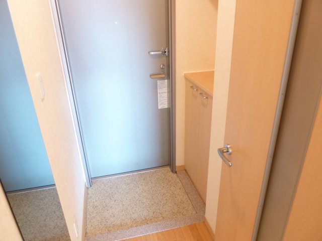 玄関　シューズボックスがあり玄関は広く使えますよ