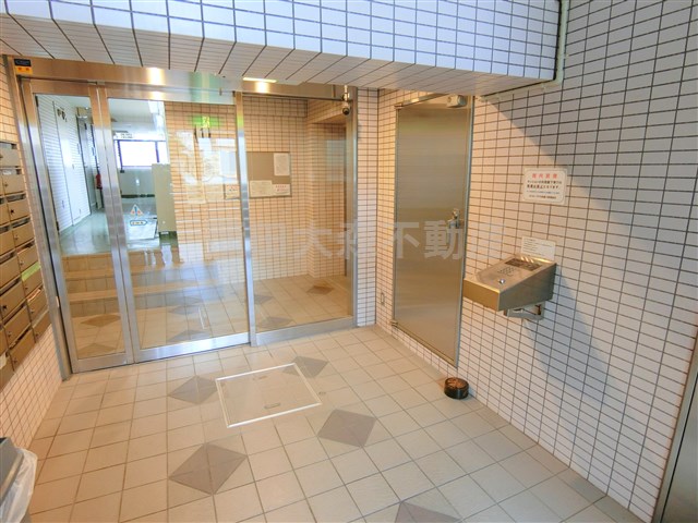 エントランス　エントランス　防犯カメラのあるエントランス