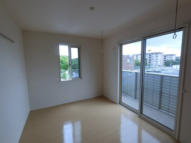 その他　二階６．１帖　収納・物干し付き