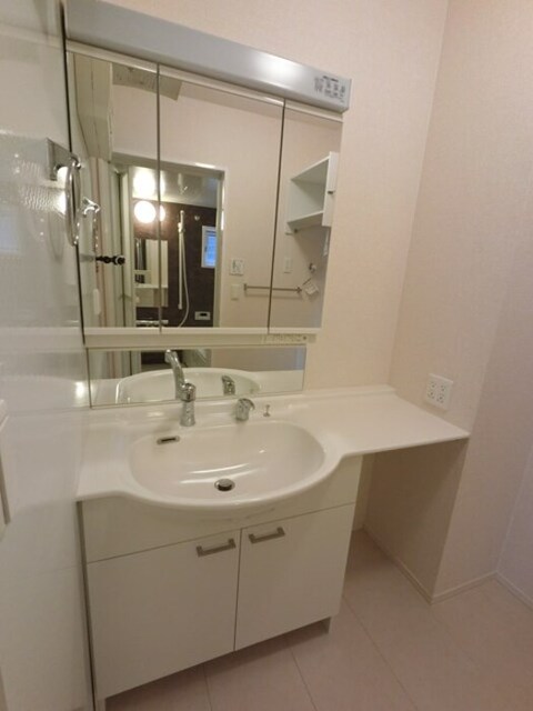 洗面設備　カウンター付き洗面化粧台