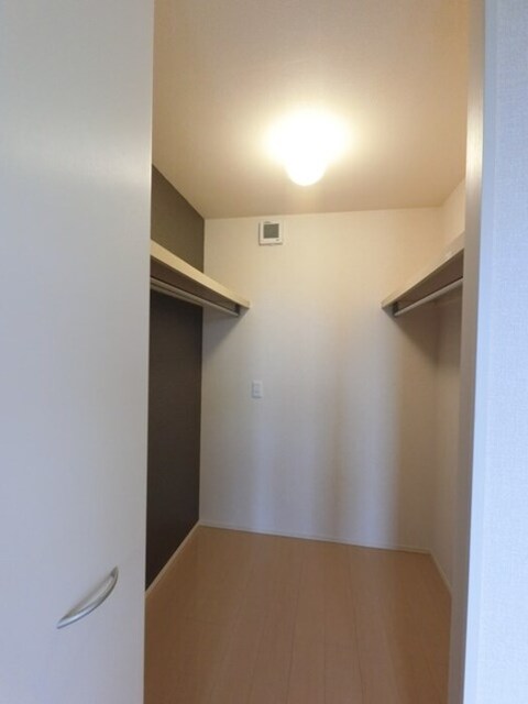 収納　二階６帖洋室　ウォークインクローゼット