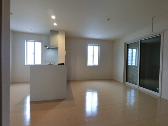 居室・リビング　一階　エアコン・物干し・収納付きリビング