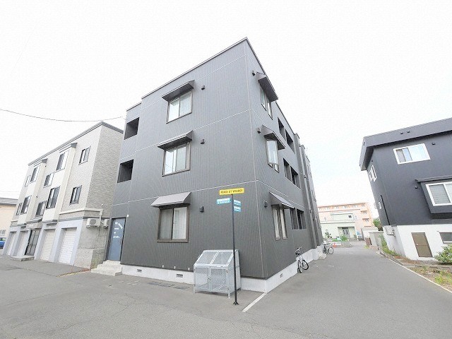 建物外観　エアコン完備の人気のデザイナーズ仕様のお部屋です♪