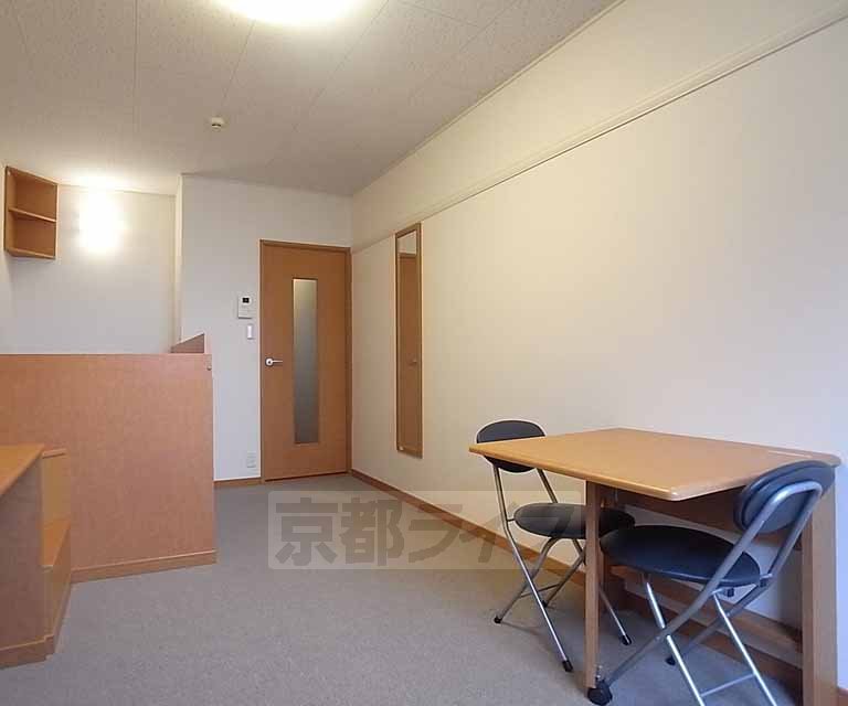 居室・リビング　南窓のある洋室８帖です。