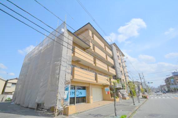 建物外観　落ち着いた色合いの綺麗なマンションです。