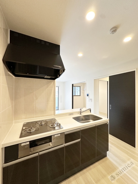 キッチン　対面式システムキッチン・３口コンロです♪♪