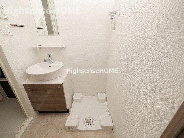 洗面設備　落ち着いた色調のトイレです