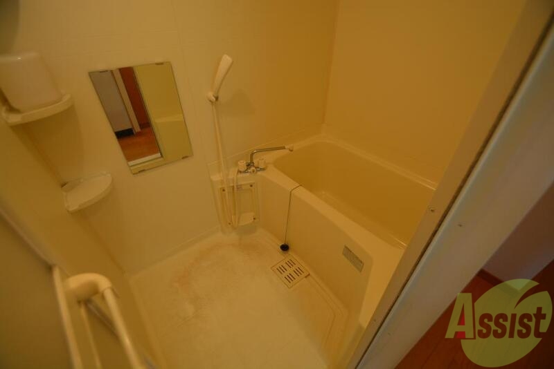 バス・シャワールーム　真っ白で清潔感のあるお風呂です。くつろげますよ～