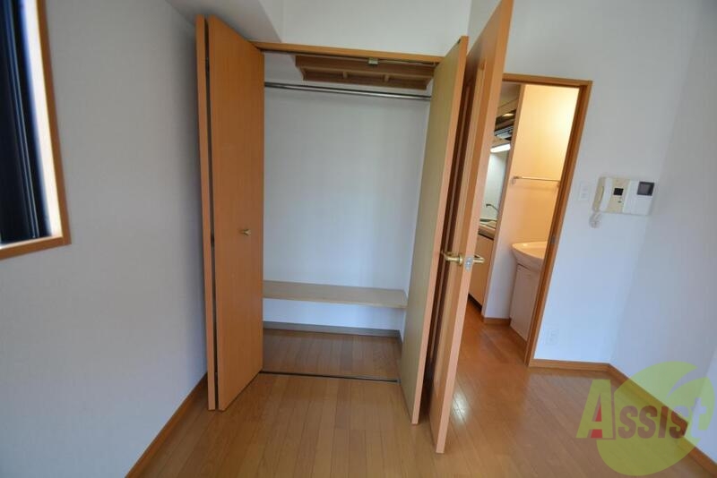 収納　ハンガーパイプ付で洋服の収納も楽々です。２段式で収納便利