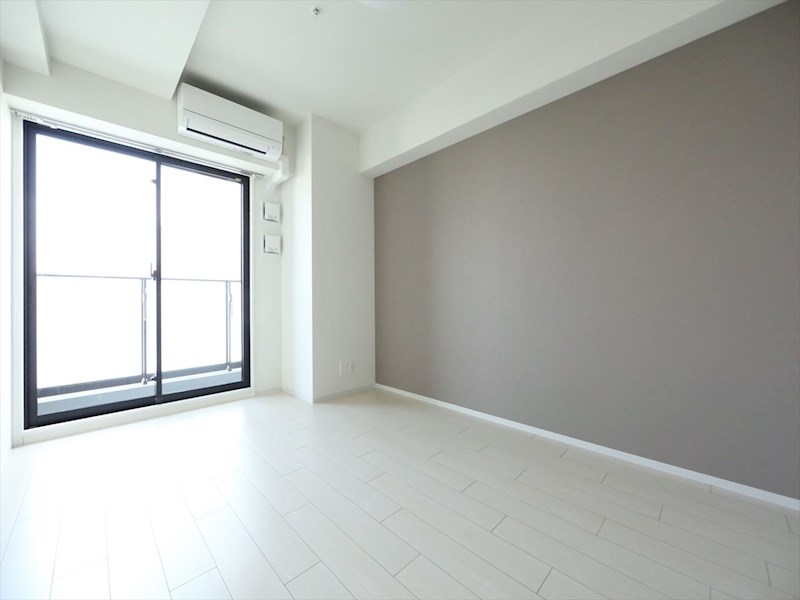 居室・リビング　洋室8帖　エアコン完備　バルコニー