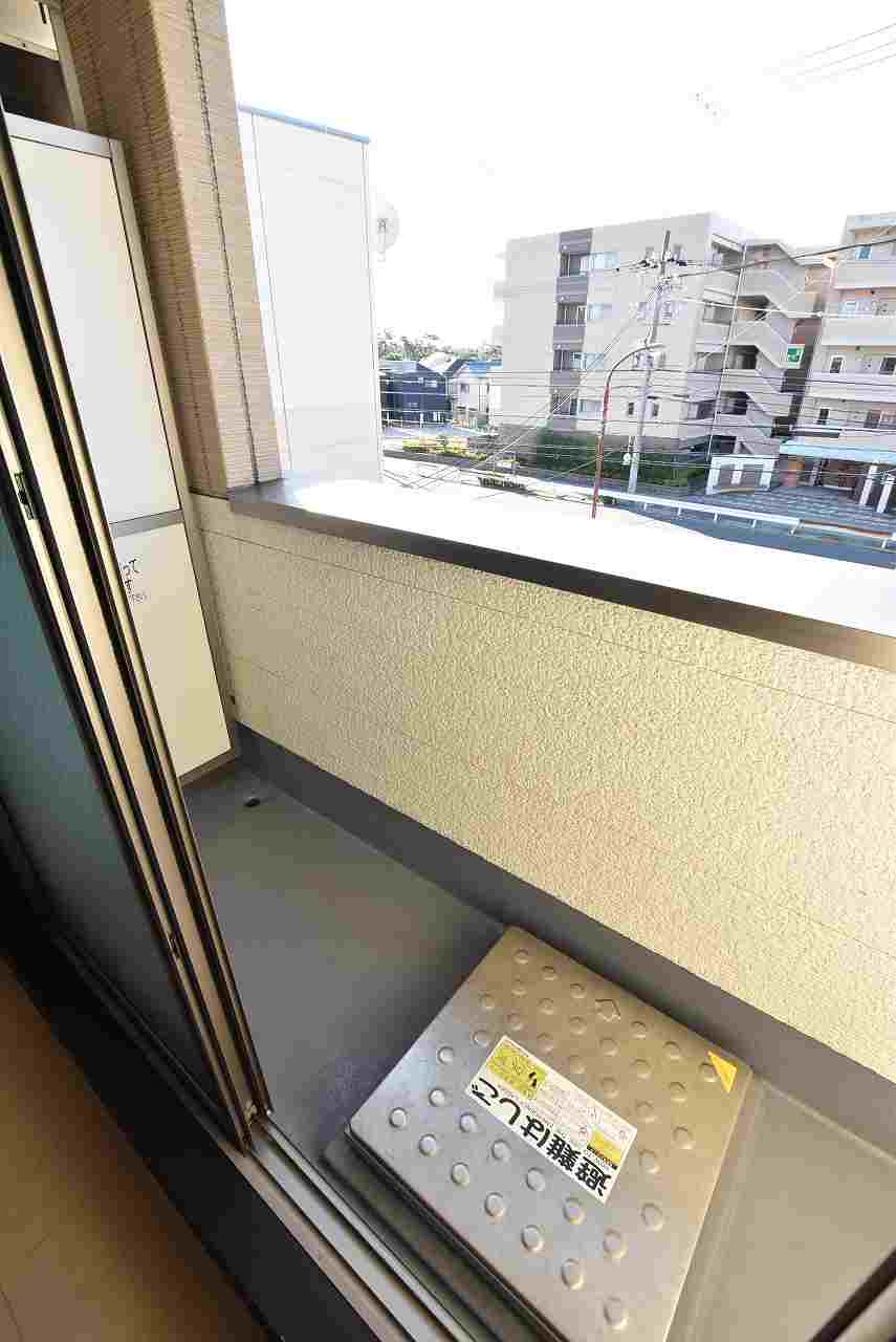 バルコニー　同物件、別号室の写真です。