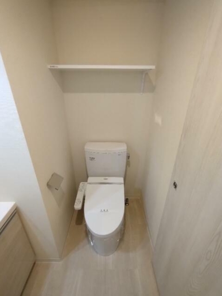 トイレ　落ち着いた色調のトイレです