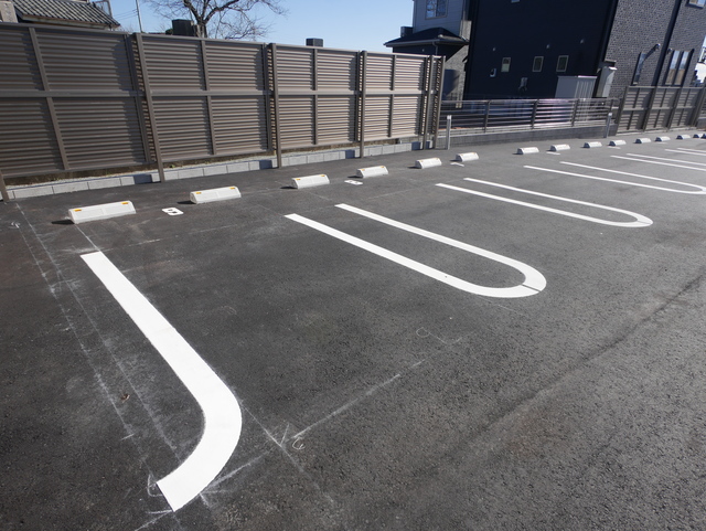 駐車場　★広くて車庫入れし易い駐車場です★