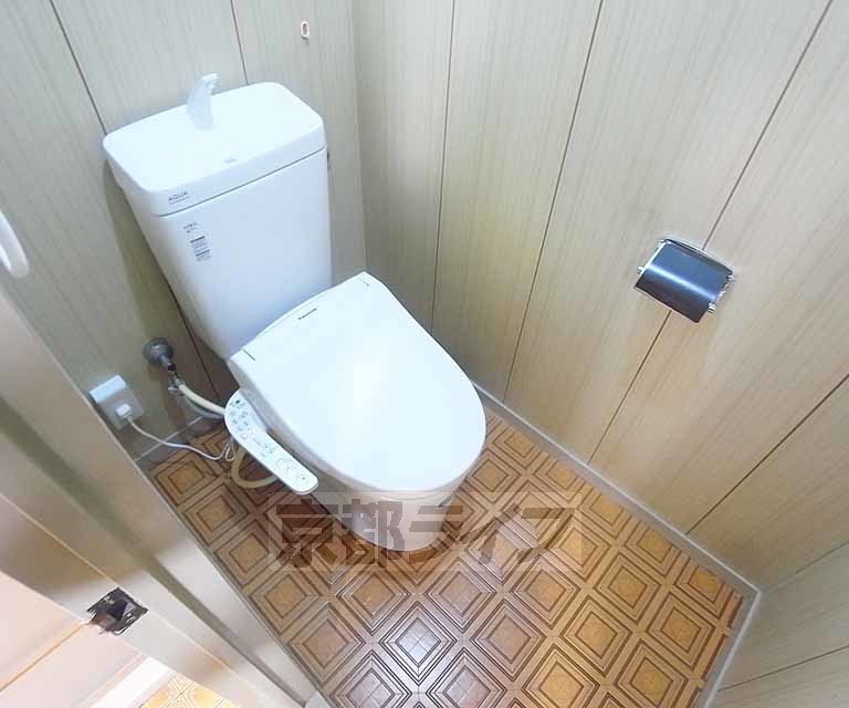 トイレ　ほっと落ち着く床の色合い