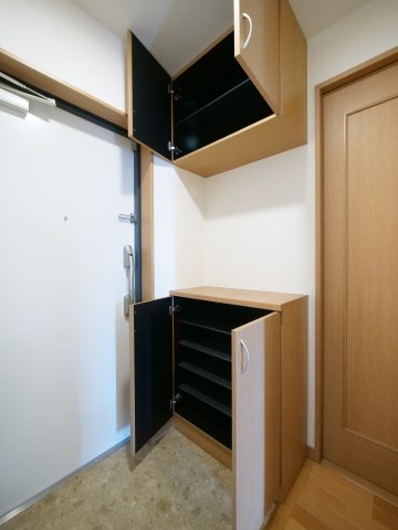 玄関　※写真は別の部屋のものです。