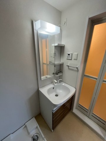 洗面設備　明るい洗面所です