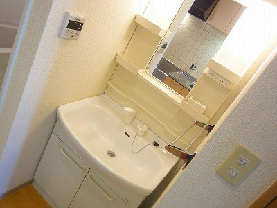 洗面設備　清潔感のある洗面台になります。