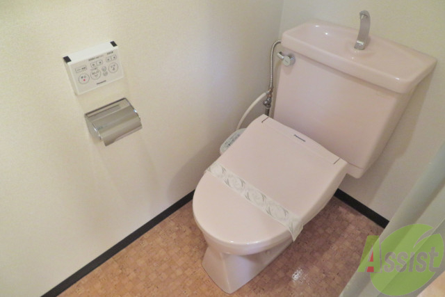 トイレ　安心のウォシュレット機能付き。