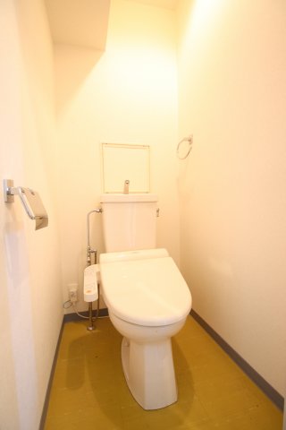 トイレ　落ち着いた色調のトイレです