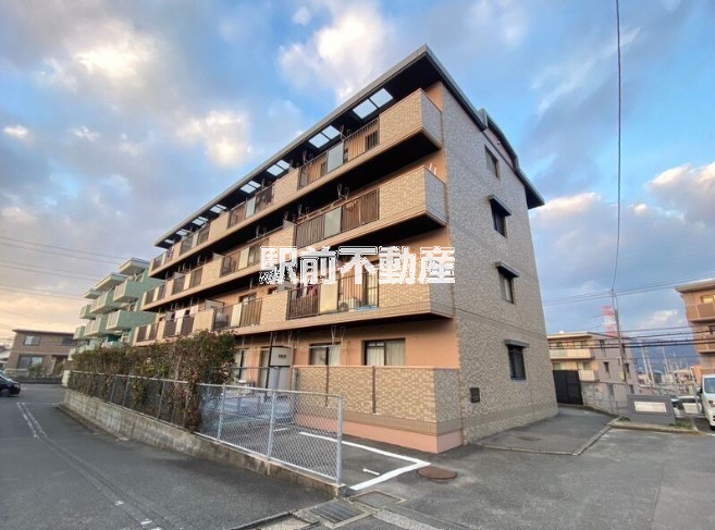 建物外観　４階建ての物件です