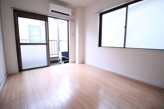 居室・リビング　２面採光なので、明るく風通しのよい過ごしやすいお部屋です♪