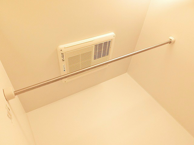 その他設備　浴室暖房乾燥機能付き。