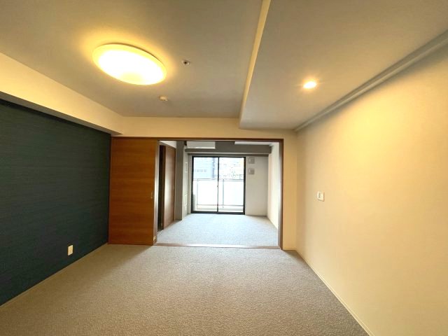 居室・リビング　同マンション反転タイプの部屋写真