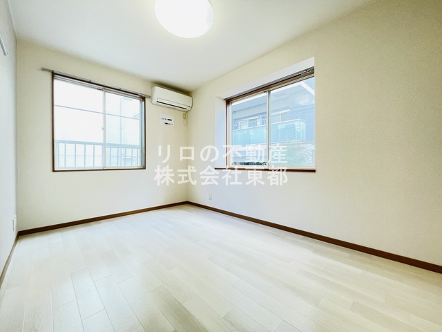 居室・リビング　２面採光なので、明るく風通しのよい過ごしやすいお部屋です♪