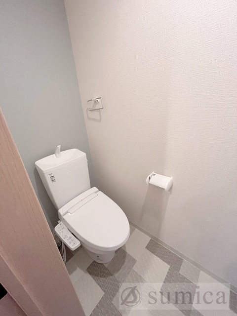 トイレ　人気アイテムの温水洗浄便座。清潔感のあるトイレです。
