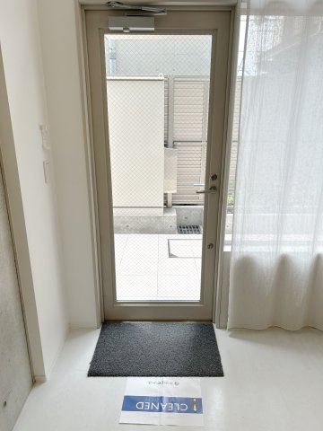 玄関　※別部屋の参考写真です。