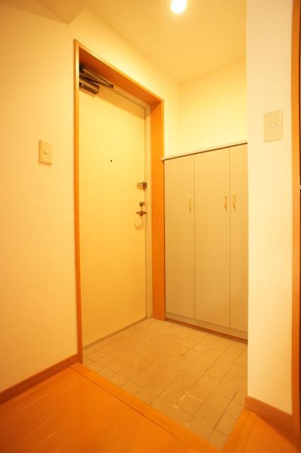 玄関　広々とした玄関が魅力♪うれしい下駄箱付！