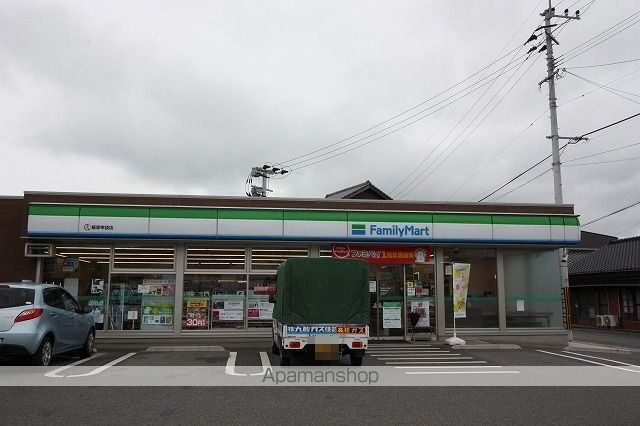 コンビニ　ファミリーマート（コンビニ）まで450m