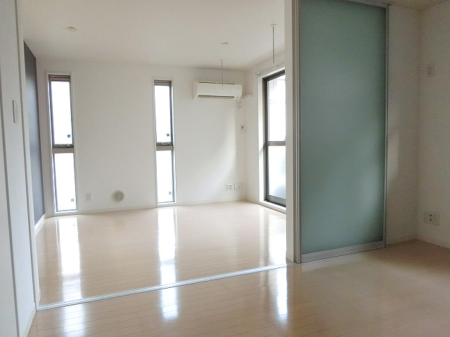 その他部屋・スペース　洋室からLDK(同タイプの他の部屋の写真です)